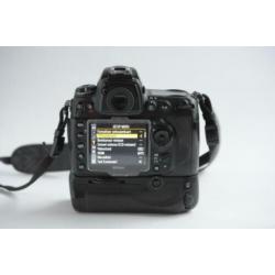Nikon D700 fullframe body + MB-D10 grip