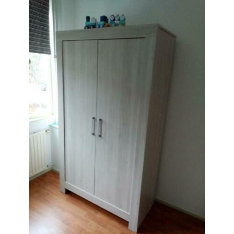 Nette lichtgrijze babykamer.