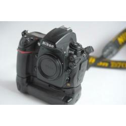 Nikon D700 fullframe body + MB-D10 grip