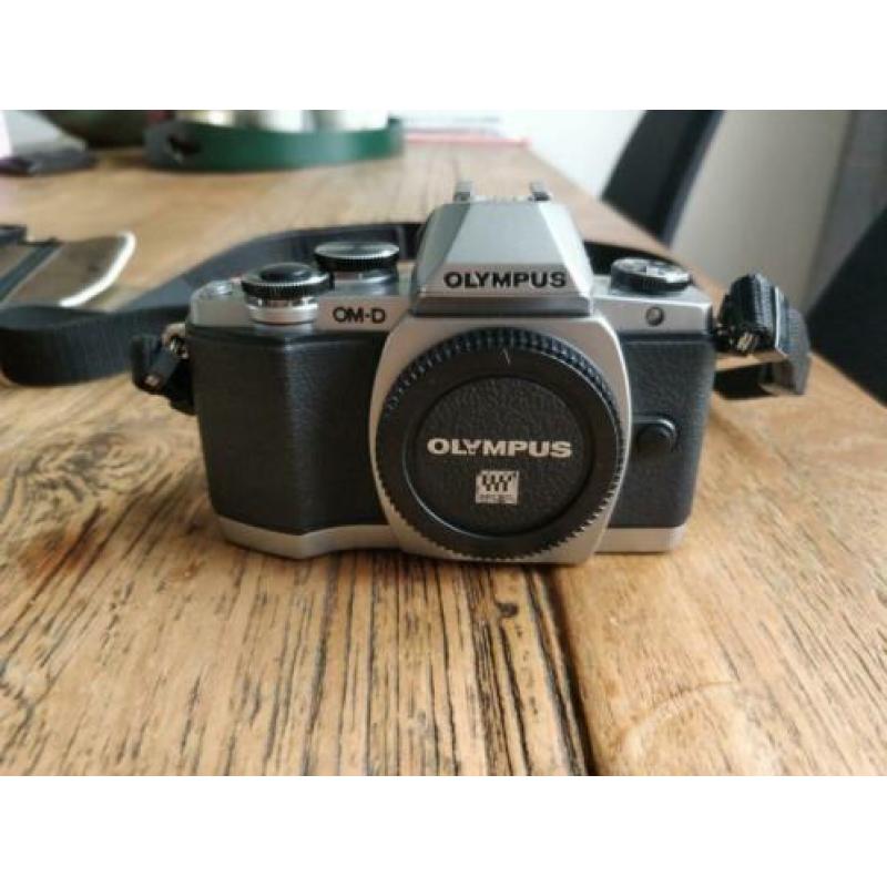 Olympus E-M10 zilver (mark 1) + Olympus 14-42mm & 40-150mm
