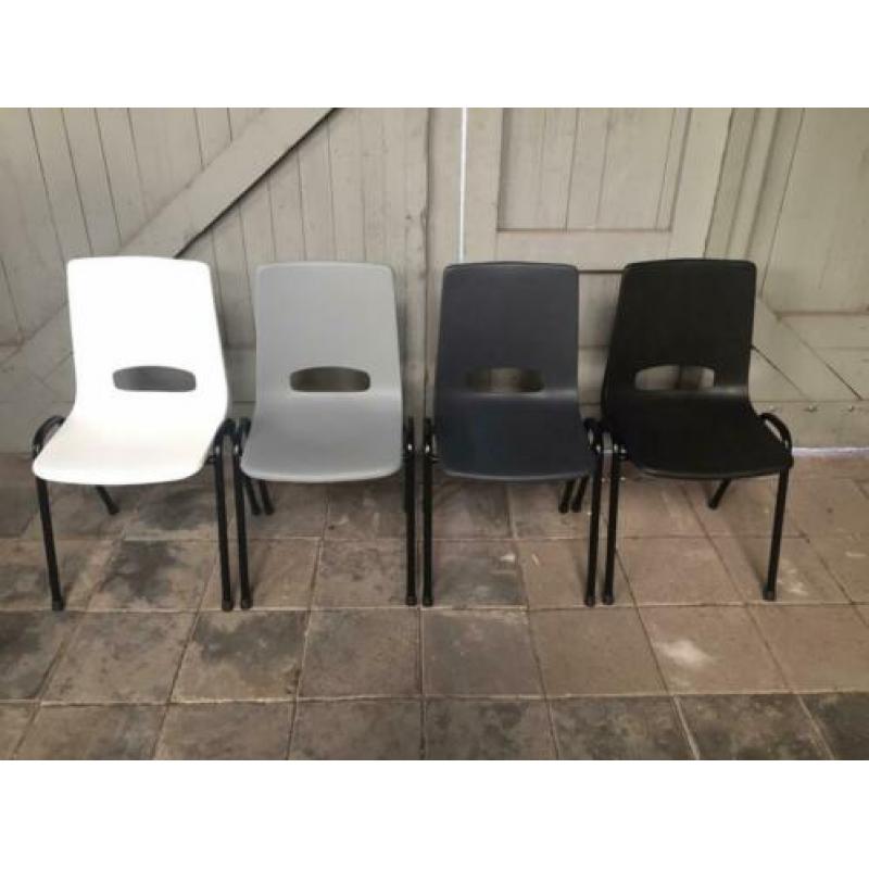 Nieuwe kantinestoelen stapelstoelen Kuipstoelen zaalstoelen