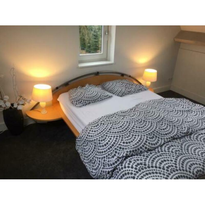 Mooi beukenhouten bed 140x200cm