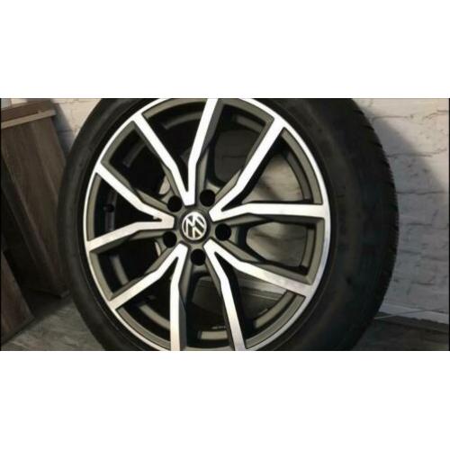Vw passat Skoda velgen met winter in zomer banden 17 inch