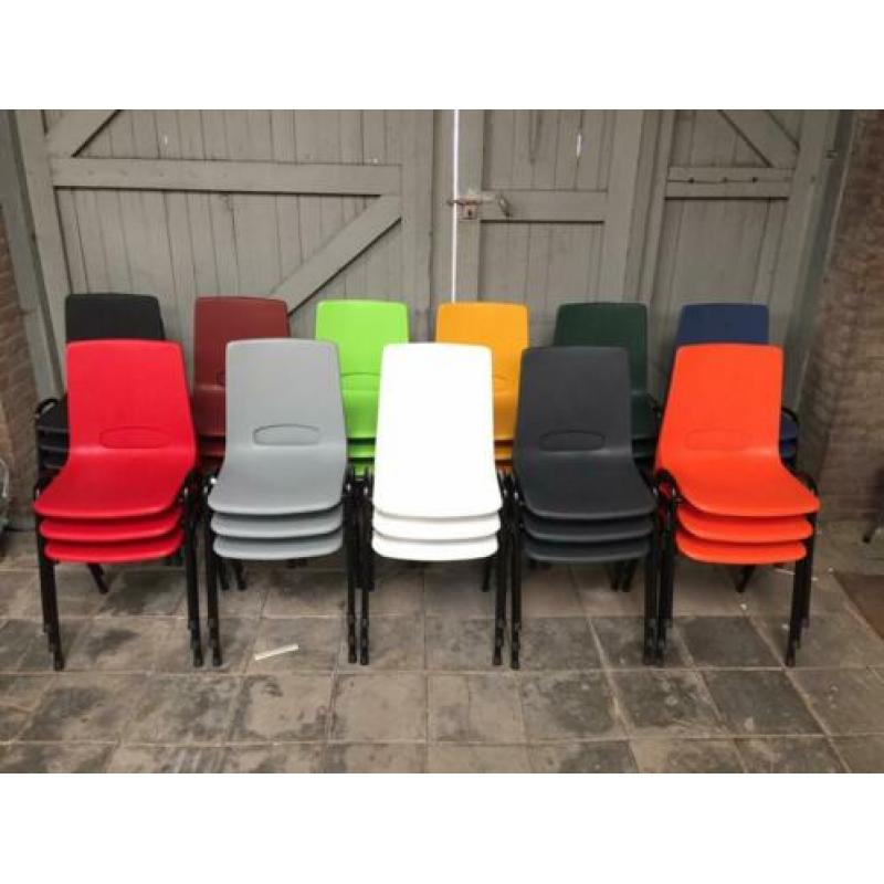 Nieuwe kantinestoelen stapelstoelen Kuipstoelen zaalstoelen