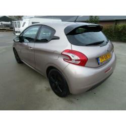 Peugeot 208 1.4 e-HDi Active automaat 15inc airco navi nieuw