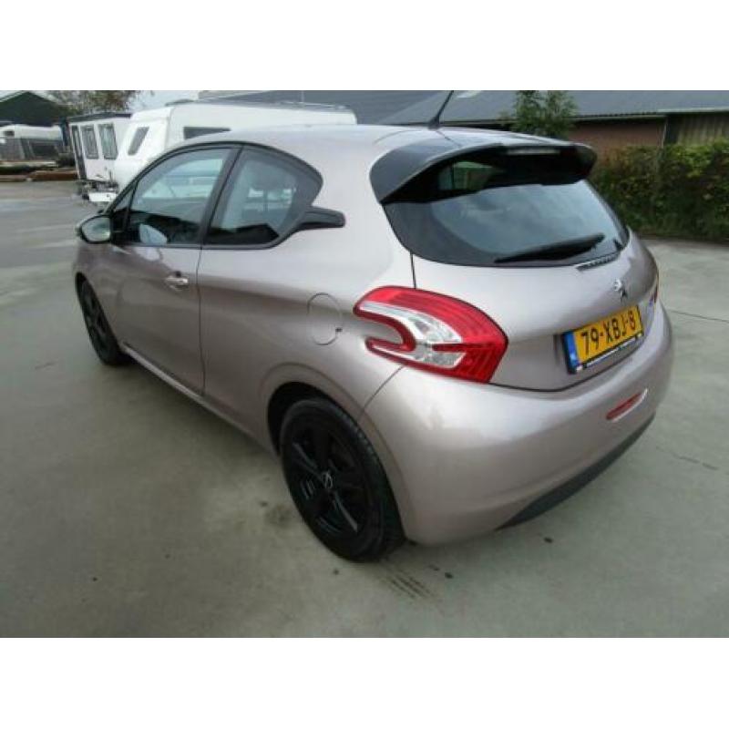 Peugeot 208 1.4 e-HDi Active automaat 15inc airco navi nieuw