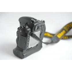 Nikon D700 fullframe body + MB-D10 grip
