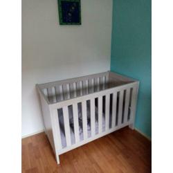 Nette lichtgrijze babykamer.