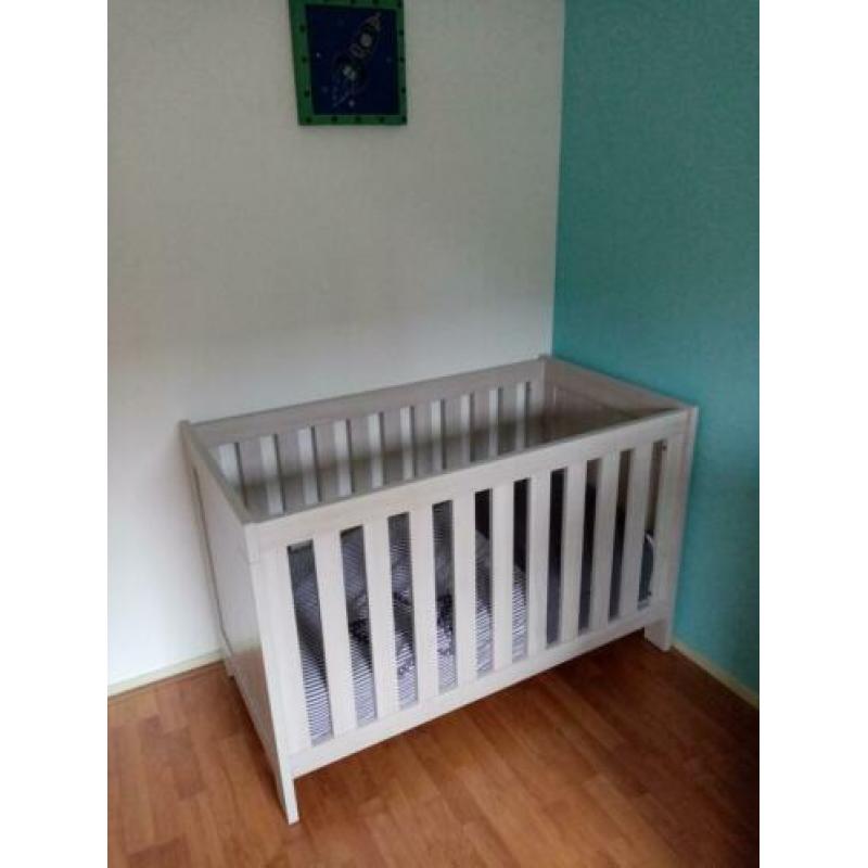 Nette lichtgrijze babykamer.