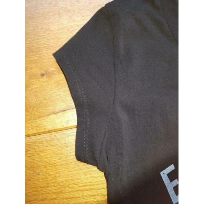 zwart shirt met wit/zilveren print met V hals maat XS