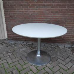 Retro Ronde tafel, wit blad, tulp poot chroom