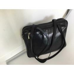 Yoli zwarte leren grote tas mooi model past wel A4