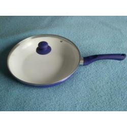 Keramische koekenpan 28 cm. Nieuw met glazen deksel. Geschik
