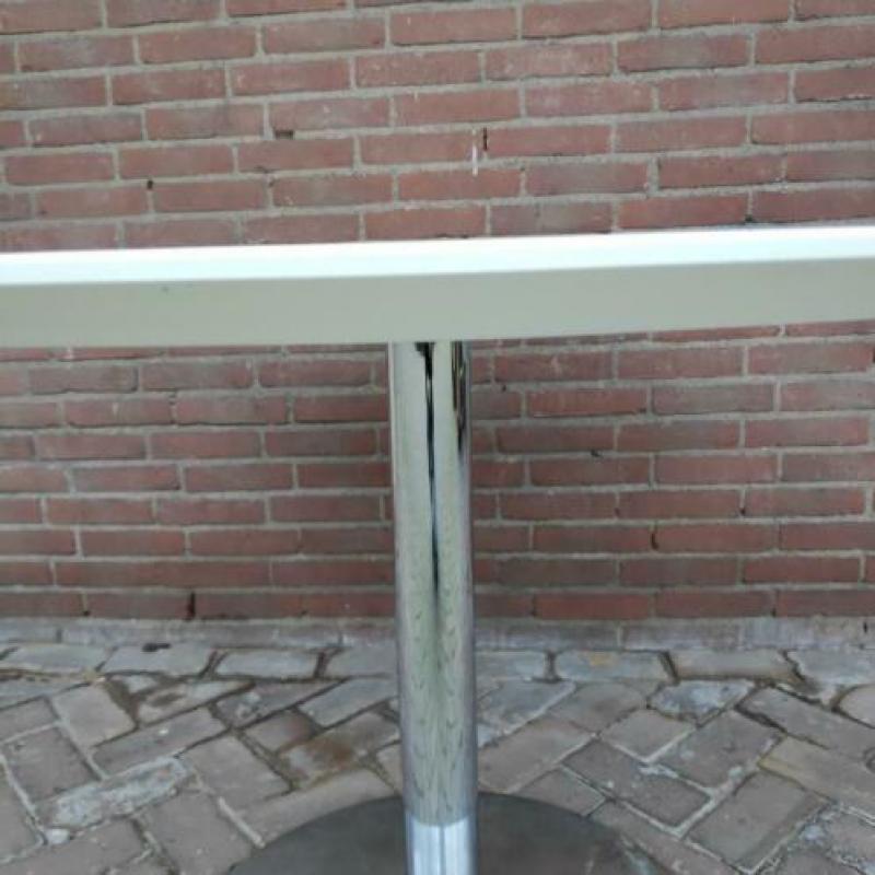 Retro Ronde tafel, wit blad, tulp poot chroom