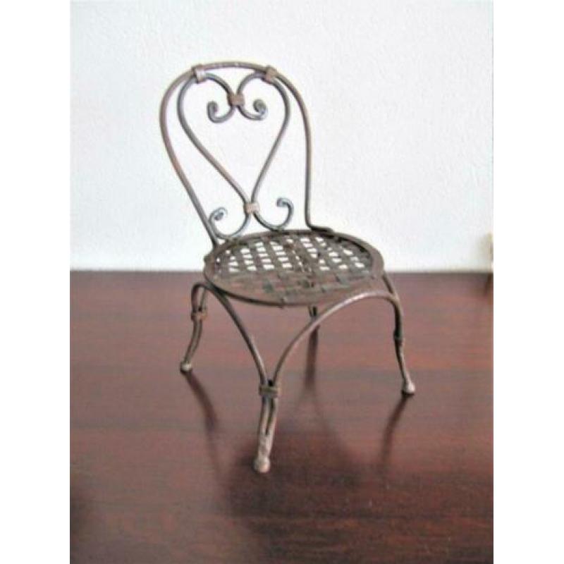 Te koop volledig metalen poppenstoeltje voor poppen 40-50 cm