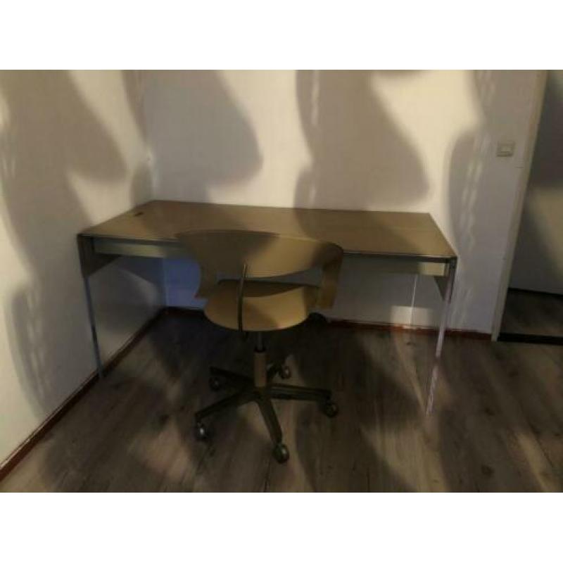 Gratis bureau en bureaustoel