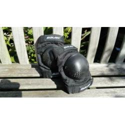 Rollerskates maat 43 met kniebeschermers en tas!