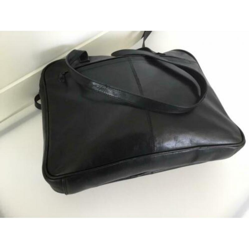 Yoli zwarte leren grote tas mooi model past wel A4
