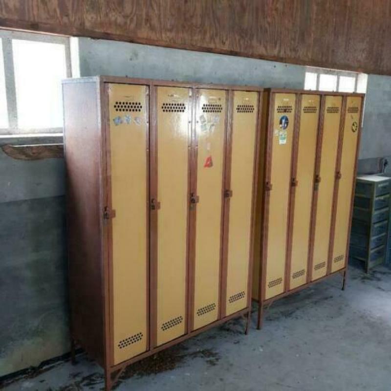 2 unieke lockers / kluisjes / fabrieks kasten kleding locker