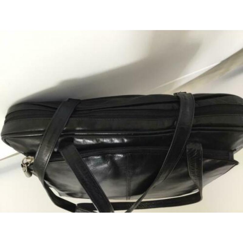 Yoli zwarte leren grote tas mooi model past wel A4