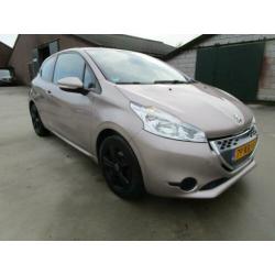 Peugeot 208 1.4 e-HDi Active automaat 15inc airco navi nieuw