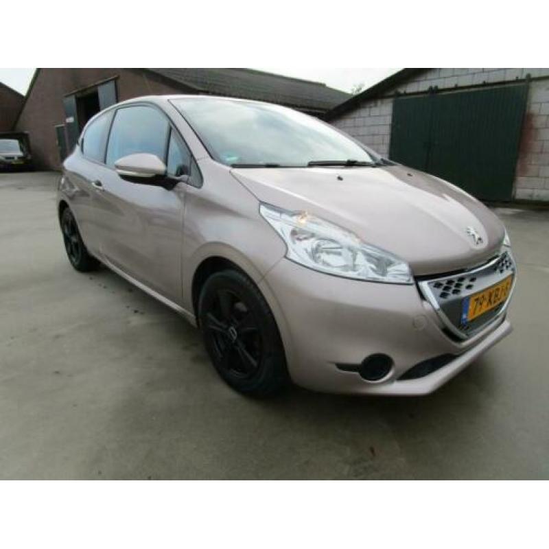 Peugeot 208 1.4 e-HDi Active automaat 15inc airco navi nieuw