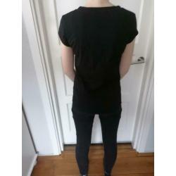 zwart shirt met wit/zilveren print met V hals maat XS