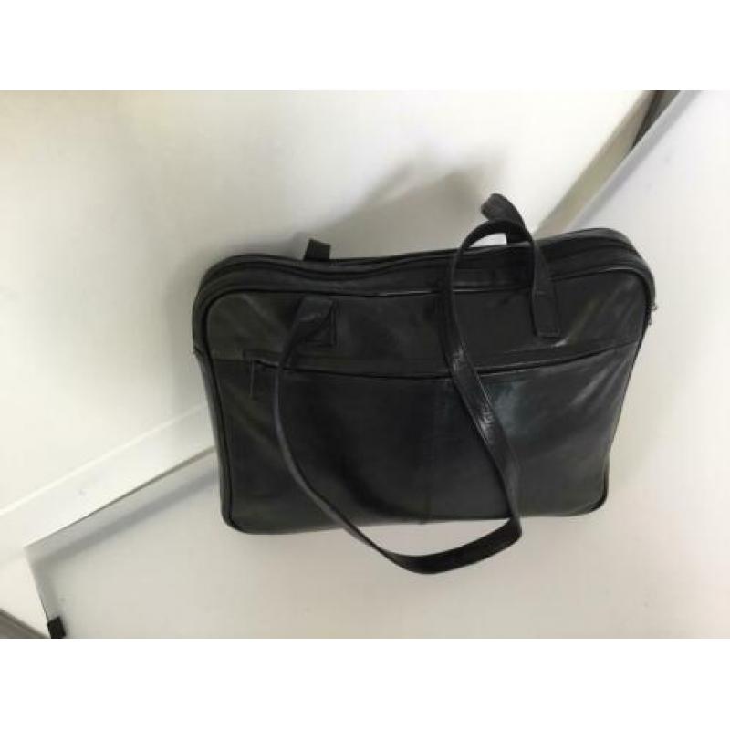 Yoli zwarte leren grote tas mooi model past wel A4