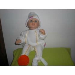 baby anabell interactief draait met haar hoofd en maakt gelu