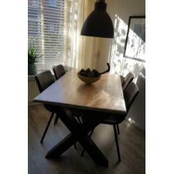 Industriële eettafel met stalen X poten.