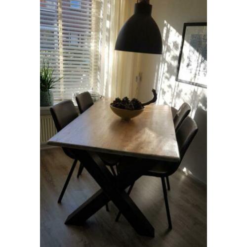 Industriële eettafel met stalen X poten.