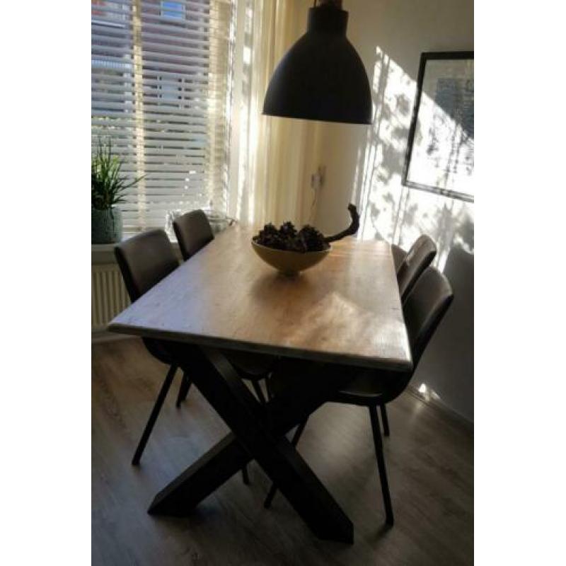 Industriële eettafel met stalen X poten.