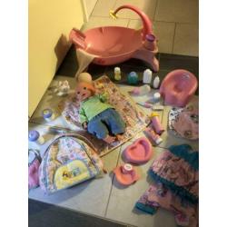 Babypop met badje en verschillende accessoires (zie foto’s)