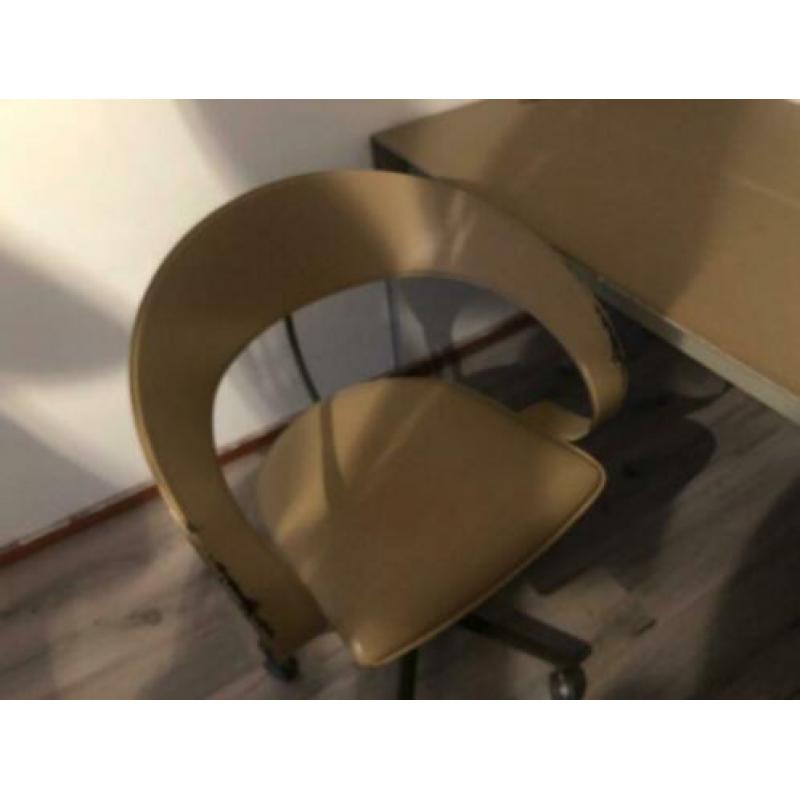 Gratis bureau en bureaustoel