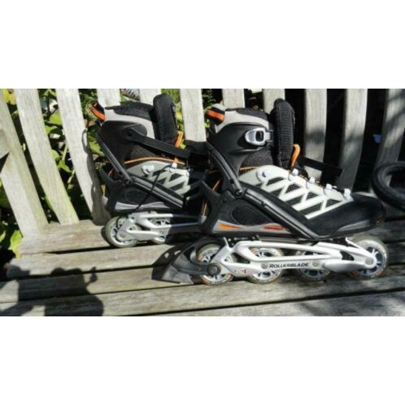 Rollerskates maat 43 met kniebeschermers en tas!