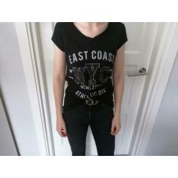 zwart shirt met wit/zilveren print met V hals maat XS