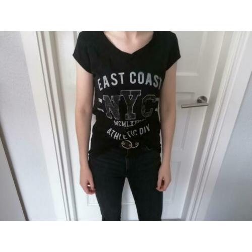 zwart shirt met wit/zilveren print met V hals maat XS