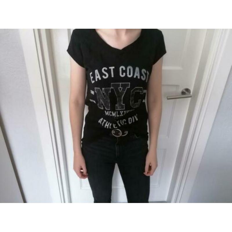 zwart shirt met wit/zilveren print met V hals maat XS