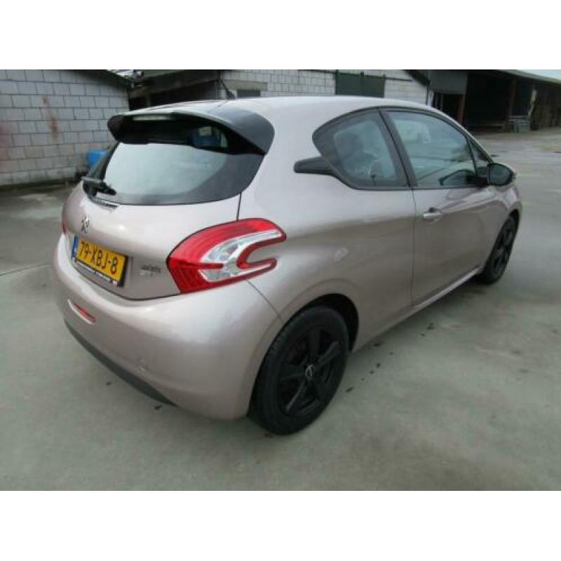 Peugeot 208 1.4 e-HDi Active automaat 15inc airco navi nieuw