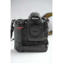 Nikon D700 fullframe body + MB-D10 grip