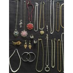 Sieraden partij(110st.)goede staat,bieden vanaf 80,-€ aub