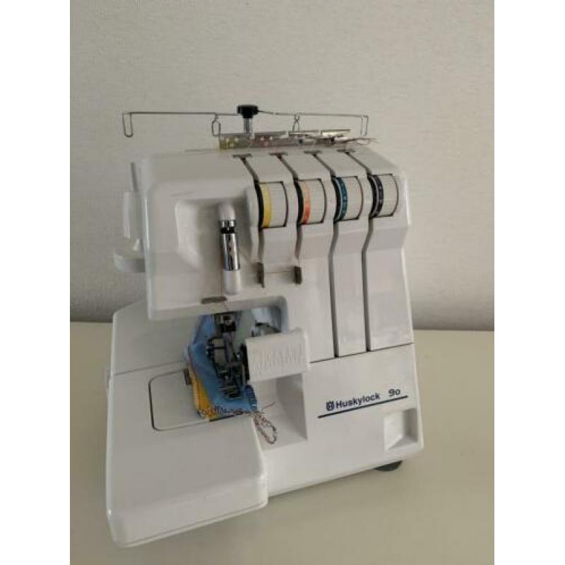 Zeer nette en goed onderhouden Huskylock Lockmachine.