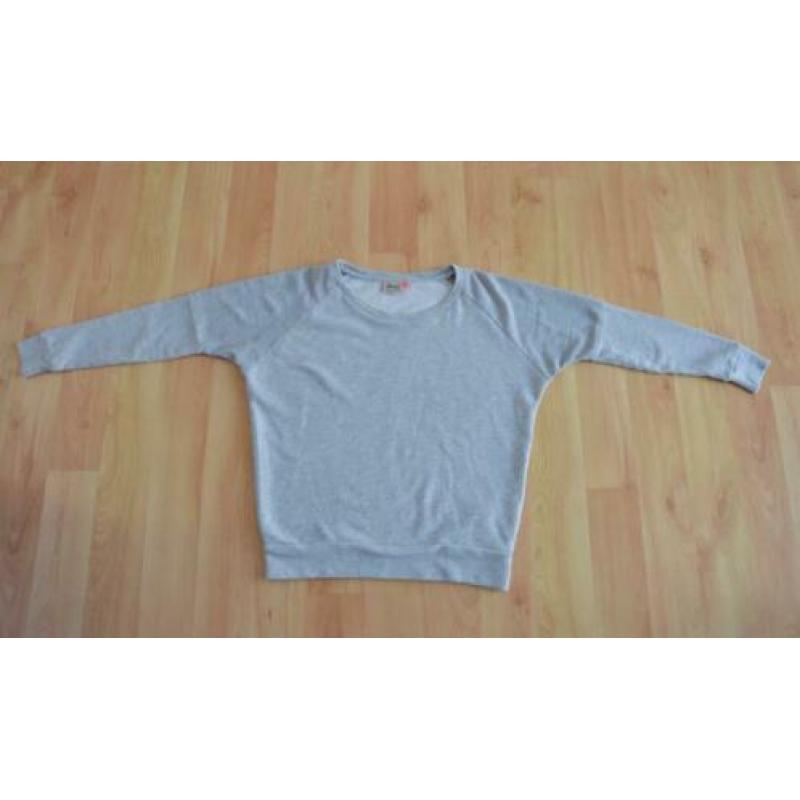 Basic grijze sweater van Only met netstof aan bovenkant mouw
