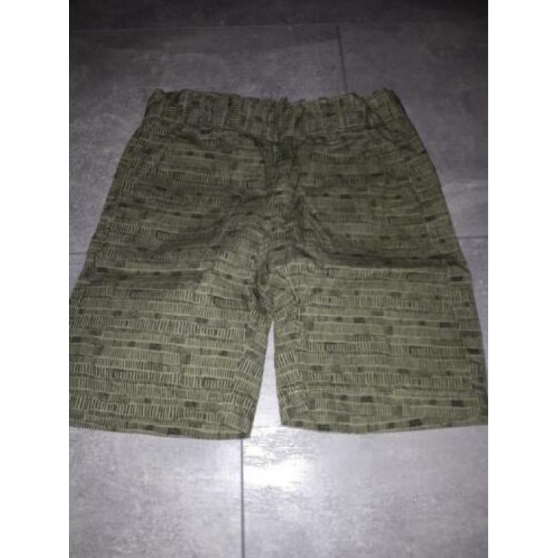 Jongens kleding maat 110 en 116 Shirts en korte broeken maat