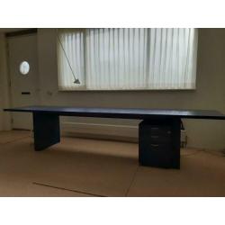 Groot modern bureau met ladekastje