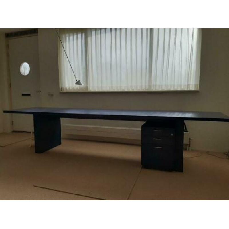 Groot modern bureau met ladekastje