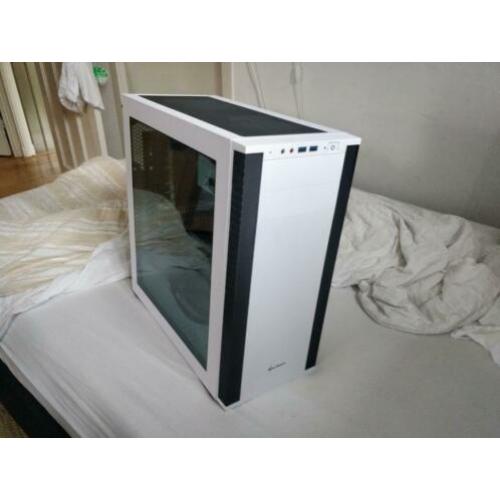 Witte mATX case met groot sidepanel