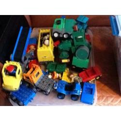 Bak vol duplo heeeeel veel auto,s enz