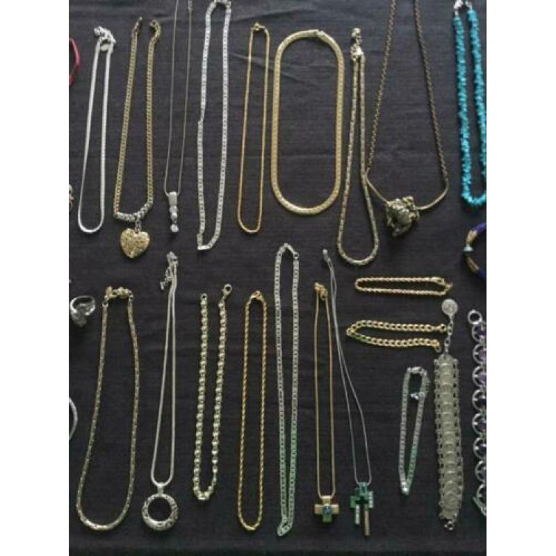 Sieraden partij(110st.)goede staat,bieden vanaf 80,-€ aub