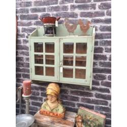 Mooi brocante, landelijk wandkastje / vitrinekastje